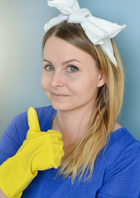 Žena upratuje 